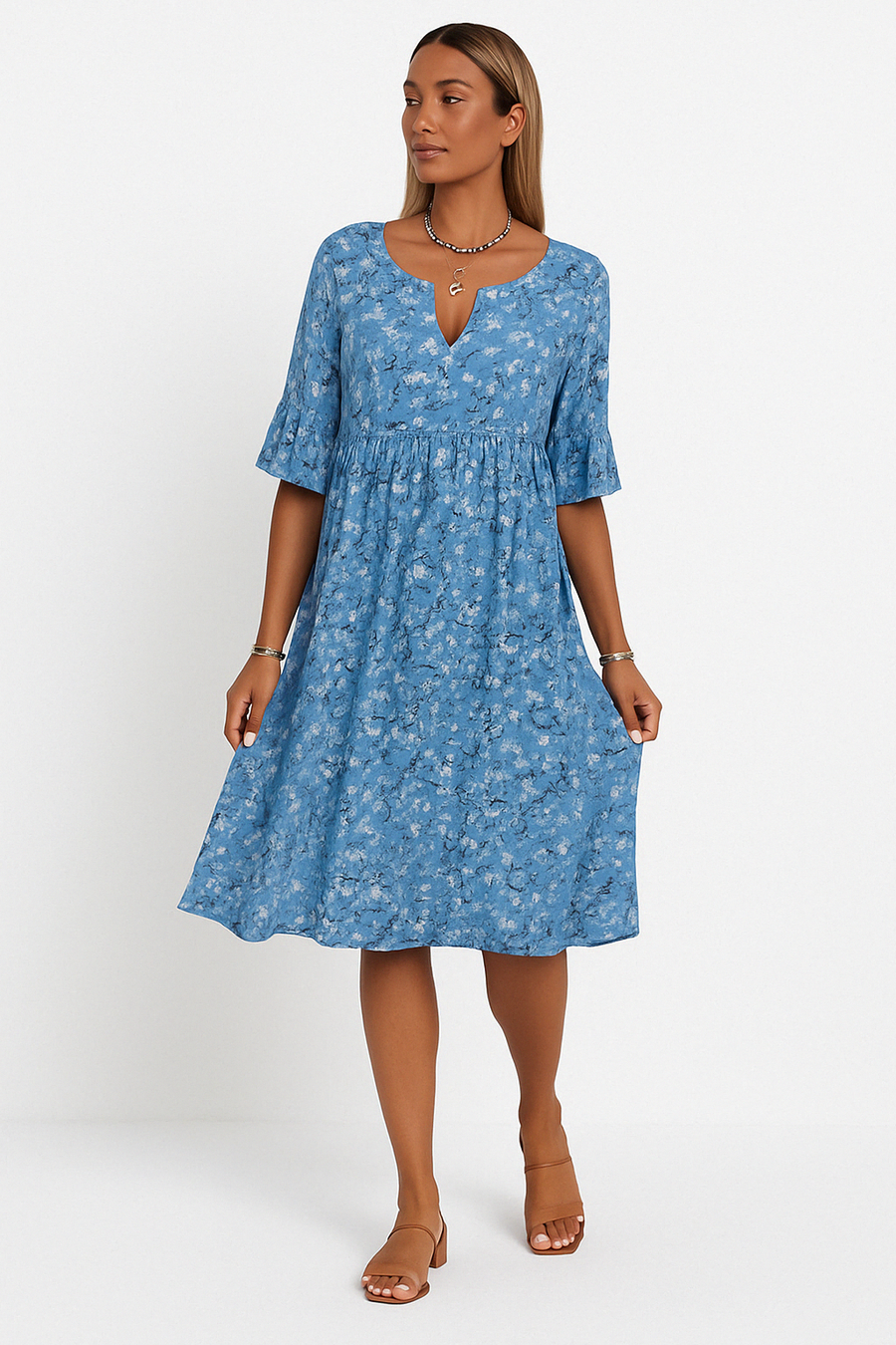 Violet – Robe fleurie à décolleté en V profond et manches évasées