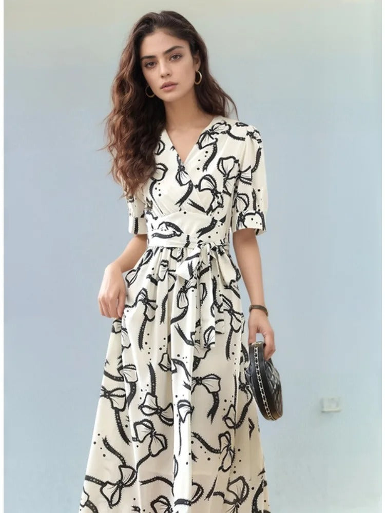 Abigail – Robe longue élégante avec manches courtes bouffantes et imprimé abstrait audacieux